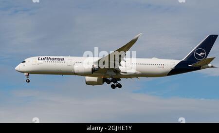 Richmond, British Columbia, Canada. 9 Settembre 2021. Una Lufthansa Airbus A350-900 Jet (D-AIXJ) in discesa finale per l'Aeroporto Internazionale di Vancouver. (Credit Image: © Bayne Stanley/ZUMA Press Wire) Foto Stock