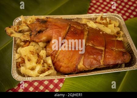 Pollo alla griglia speziato con spezie diverse in una padella di alluminio Foto Stock