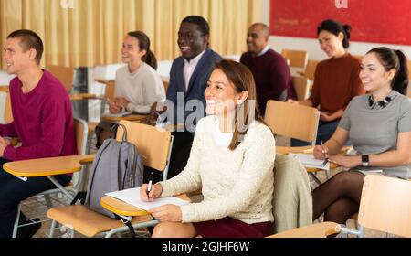 Gruppo di studenti di età diversa ai corsi di estensione Foto Stock