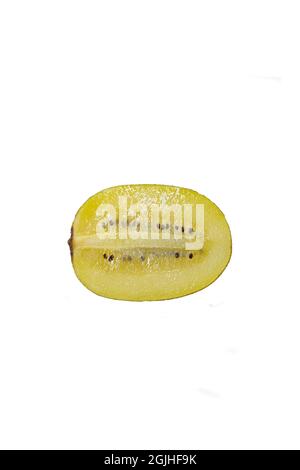 Sezione trasversale di un kiwi d'oro o uva spina cinese (Actinidia chinensis) tagliata longitudinalmente, isolata su sfondo bianco Foto Stock
