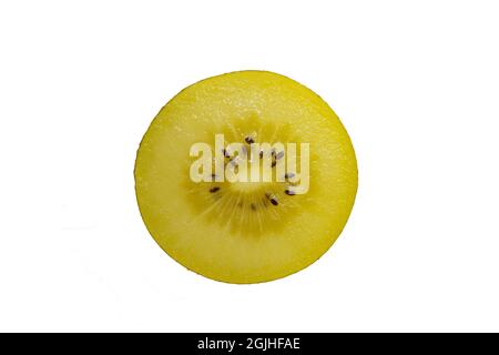 Sezione trasversale di un kiwi d'oro o uva spina cinese (Actinidia chinensis), isolato su sfondo bianco Foto Stock