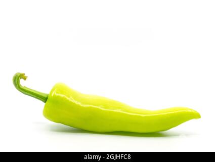 Vista laterale di un peperone verde o di un peperone alla banana su sfondo bianco. Foto Stock