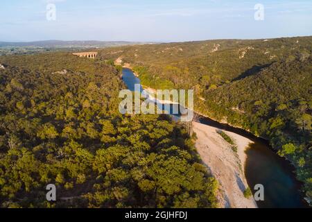 Immagine di drone del fiume e del paesaggio a Pont-du-Gard sito in Provenza in Francia Foto Stock