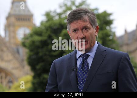 Una fotografia della BBC anchorman Simon McCoy parlando con il Big Ben in background dopo il risultato dell'UE Foto Stock