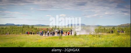 Geysir, Islanda - 28 luglio 2021: Geyser Strokkur in islanda errupting con acqua calda e vapore, ogni anno molti turisti visitano il geyser situato in Th Foto Stock