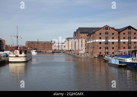 Barche e magazzini convertiti a Gloucester Docks nel Regno Unito Foto Stock