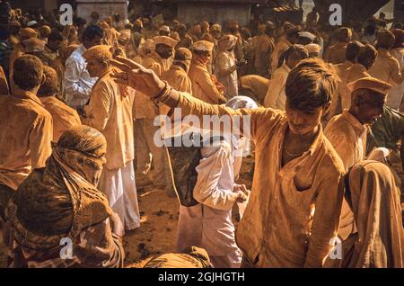 Festival annuale di Pattankodoli Haldi, a Kolhapur, India. Foto Stock