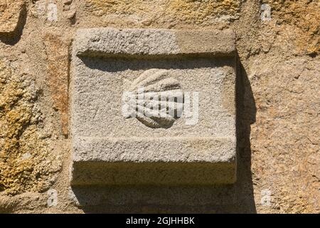 Segno che i pellegrini seguono e che segna la via di San Giacomo. Foto Stock