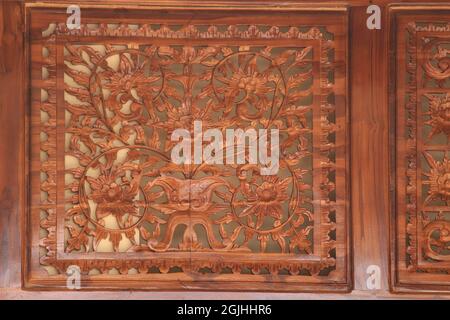 Il modello di scultura wayang gunungan sulla porta di una casa indonesiana in legno, con un'atmosfera etnica tradizionale artistica e di classe. Foto Stock