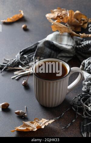 Caffè Acorn in tazza su marrone. Sostituto del caffè senza caffeina. Primo piano. Formato verticale. Foto Stock