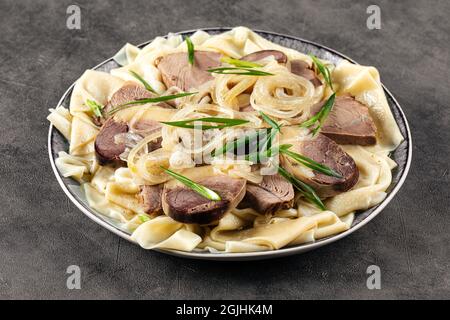 Beshbarmak kazako con pasta di carne di cavallo Foto Stock