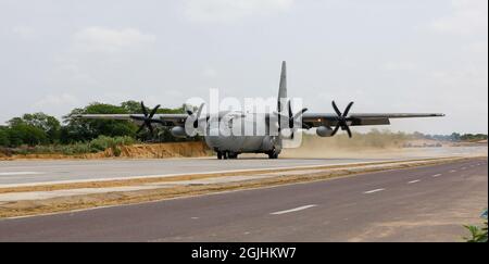 Barmer, Rajasthan, India, 9 settembre 2021: Il ministro della Difesa dell'Unione Rajnath Singh, ministro dell'Unione per i trasporti stradali e le autostrade Nitin Gadkari arriva in un aereo dell'aeronautica indiana Lockheed C-130 Hercules durante l'inaugurazione della struttura di atterraggio di emergenza alla sezione di Gandhav Bhakasar sull'autostrada nazionale NH-925 nel distretto di Barmer vicino al confine India-Pakistan. La striscia costruita dalla National Highways Authority of India (NHAI) in stretta consultazione con l'Aeronautica militare indiana (IAF). Credit: Sumit Saraswat/Alamy Live News Foto Stock