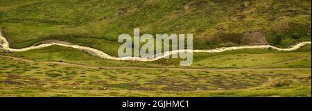 Bury Brook, un ruscello di montagna scorre lungo il fondo della gola. La strada per i pascoli alp passa nelle vicinanze. Vista dalla discesa Foto Stock