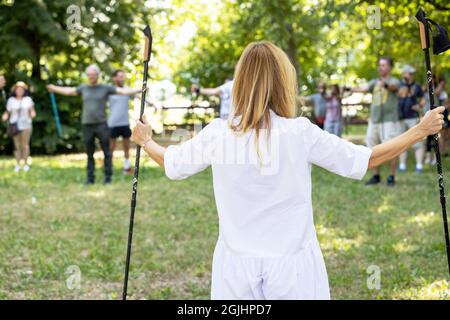 Nordic o pole walking si riscaldano nella natura Foto Stock