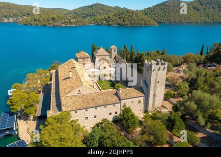 Vista aerea dei laghi salini marini dell'isola di Mljet con il monastero benedettino, Croazia Foto Stock