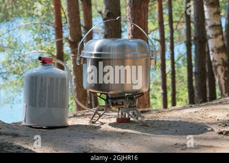 Campeggio alimentare fare. Cibi turistici in attività all'aperto. Cibo in bowler nella foresta verde. Foto Stock