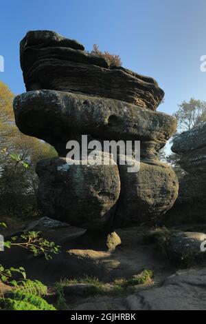 Formazione rocciosa conosciuta come la pietra di Idol a Brimham Rocks a Nidderdale, North Yorkshire, Regno Unito Foto Stock