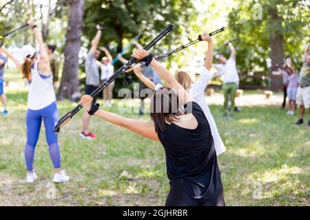 Nordic o pole walking si allunga e si scalda nella natura Foto Stock