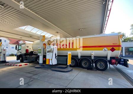 Monaco di Baviera, Germania. 10 Settembre 2021. Un camion cisterna si trova presso una stazione di benzina Shell. Consegna carburante, consegna credito: dpa/Alamy Live News Foto Stock