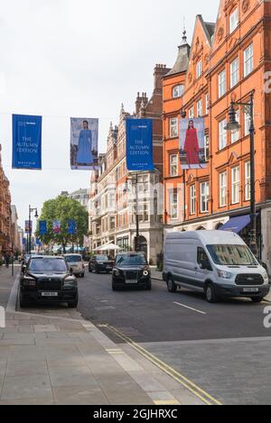 Colorati striscioni del British Fashion Council che si estendono attraverso Mount Street, una strada di ristoranti e negozi di alto livello a Mayfair, Londra, Inghilterra, Regno Unito Foto Stock