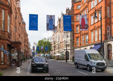 Colorati striscioni del British Fashion Council che si estendono attraverso Mount Street, una strada di ristoranti e negozi di alto livello a Mayfair, Londra, Inghilterra, Regno Unito Foto Stock