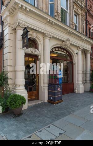 Un bagagliaio e valigie sono esposti al di fuori del negozio Goyard, un tronco francese e produttori di articoli in pelle a Mount Street, Mayfair. Londra, Inghilterra, Regno Unito Foto Stock
