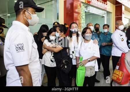 Jakarta, Indonesia. 10 Settembre 2021. I parenti delle vittime che sono morte in un incendio nella prigione di Tangerang si sono addolorati davanti al mortuario dell'Ospedale Nazionale di polizia. Attualmente vi sono ancora 43 corpi di vittime provenienti da una massiccia prigione di vigili del fuoco sovraffollata che non sono ancora stati identificati. Credit: SOPA Images Limited/Alamy Live News Foto Stock