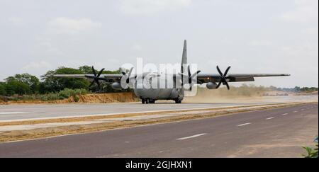 Barmer, India. 9 settembre 2021. Il ministro della Difesa dell'Unione Rajnath Singh, ministro dell'Unione per i trasporti stradali e le autostrade Nitin Gadkari arriva in un aereo dell'aeronautica indiana Lockheed C-130 Hercules durante l'inaugurazione della struttura di atterraggio di emergenza alla sezione di Gandhav Bhakasar sull'autostrada nazionale NH-925 nel distretto di Barmer vicino al confine India-Pakistan. La striscia costruita dalla National Highways Authority of India (NHAI) in stretta consultazione con l'Aeronautica militare indiana (IAF). (Foto di Sumit Saraswat/Pacific Press) Credit: Pacific Press Media Production Corp./Alamy Live News Foto Stock