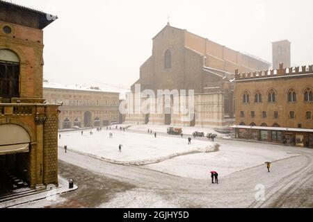 Bologna, Italia. 01 marzo 2018. Vista generica di Piazza maggiore coperta di neve. La "Bestia da Oriente", un tempo insolitamente freddo e nevoso, Foto Stock