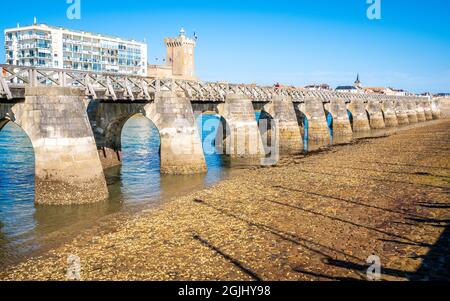 Vista panoramica del vecchio molo del porto con la torre Arundel sullo sfondo della città di Les Sables d’Olonne nella soleggiata giornata estiva in Vandea Francia Foto Stock