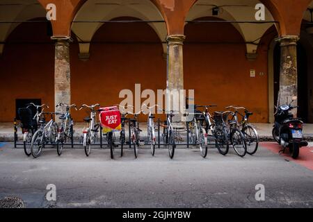 Bologna, Italia 15 aprile 2018. Si è svolta a Bologna la prima assemblea nazionale di ciclisti italiani della compagnia di distribuzione online di prodotti alimentari. L'asse Foto Stock