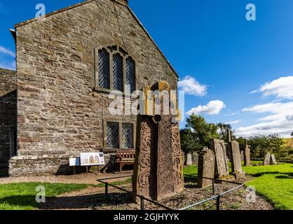 La Kirkyard Cross Slab, una delle Aberlemno Standing Stones ad Angus, Scozia, che presenta una Croce Celtica Foto Stock