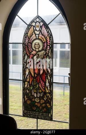 Pannello di vetro colorato di un angelo che suona un'arpa, Chiesa della Santissima Trinità, Hinckley, Leicestershire, Inghilterra, REGNO UNITO Foto Stock