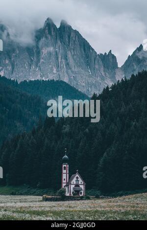 Kirche im Feld in den Dolomiten Foto Stock