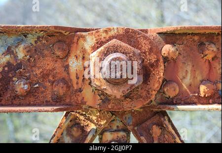 Vista frontale del vecchio bullone arrugginito grande e dado su sfondo resistente agli agenti atmosferici Foto Stock