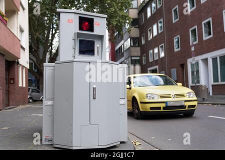 Sistema radar mobile (rimorchio di applicazione), semi-stazione su rimorchio per la misurazione della velocità in una zona di 30 km/h nel centro di Colonia --- Radaranlage mobile (rimorchio di applicazione), semi-stazione auf Anhänger zur Geschwindigkeitsmessung in einer tempo-30-zone in der Kölner Innenstadt Foto Stock