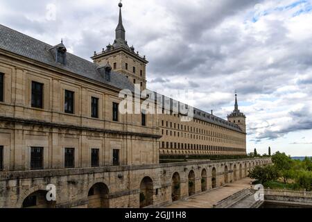 EL ESCORIAL, SPAGNA - Sep 08, 2021: San Lorenzo de El Escorial, Spagna - 8 settembre 2021: Sito reale di San Lorenzo de El Escorial o Monasterio del E. Foto Stock