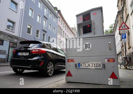 Sistema radar mobile (rimorchio di applicazione), semi-stazione su rimorchio per la misurazione della velocità in una zona di 30 km/h nel centro di Colonia --- Radaranlage mobile (rimorchio di applicazione), semi-stazione auf Anhänger zur Geschwindigkeitsmessung in einer tempo-30-zone in der Kölner Innenstadt Foto Stock