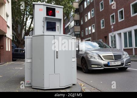 Sistema radar mobile (rimorchio di applicazione), semi-stazione su rimorchio per la misurazione della velocità in una zona di 30 km/h nel centro di Colonia --- Radaranlage mobile (rimorchio di applicazione), semi-stazione auf Anhänger zur Geschwindigkeitsmessung in einer tempo-30-zone in der Kölner Innenstadt Foto Stock