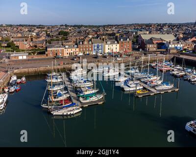 Vista aerea del grazioso porto nella città di Arbroath, Angus, Scozia Foto Stock