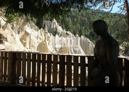 Perca, Bolzano, Italia - 1° giugno 2021: Le incredibili piramidi di terra nelle Dolomiti. Luogo suggestivo nelle Alpi italiane. Soleggiato sp Foto Stock