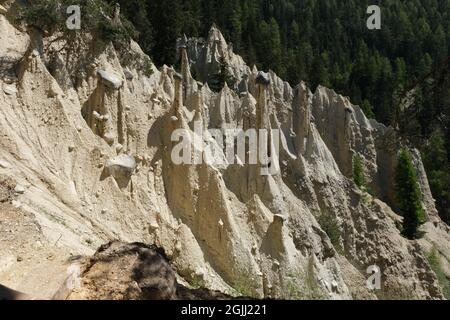 Perca, Bolzano, Italia - 1° giugno 2021: Le incredibili piramidi di terra nelle Dolomiti. Luogo suggestivo nelle Alpi italiane. Soleggiato sp Foto Stock