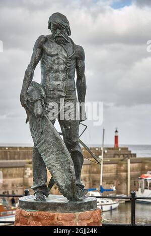 Scultura in bronzo dell'antico Mariner di Coleridge con il suo albatross ucciso sul lungomare di Watchet sulla costa occidentale del Somerset Foto Stock