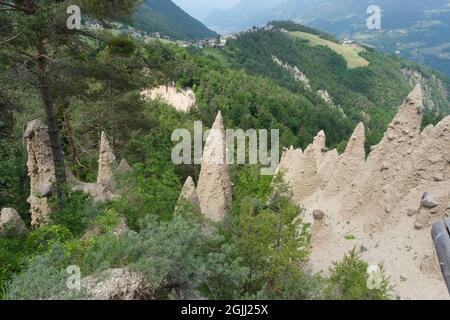 Le incredibili piramidi di terra della Collepietra (Piramidi di Terra) nelle Dolomiti. Un posto incredibile. Alpi Italiane. Giornata di primavera soleggiata. Trentino Alto Adige Foto Stock