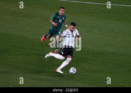 Buenos Aires, Argentina. 9 settembre 2021. BUENOS AIRES - 9 SETTEMBRE: Avanti Enrico Vaca (10) della Bolivia batte con il difensore Nicolas Otamendi (19) dell'Argentina durante una partita tra Argentina e Bolivia come parte dei qualificatori sudamericani per il Qatar 2022 all'Estadio Monumentale Antonio Vespucio liberi il 9 settembre 2021 a Buenos Aires, Argentina. (Foto di Florencia Tan Jun/PxImages) Credit: PX Images/Alamy Live News Foto Stock