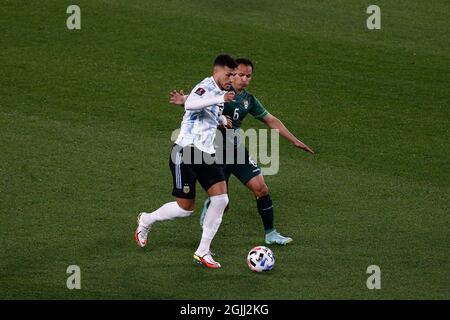 Buenos Aires, Argentina. 9 settembre 2021. BUENOS AIRES - 9 SETTEMBRE: Il centrocampista Leandro Paredes (5) dell'Argentina e il difensore Leon el Justiniano (6) della Bolivia combattendo per la palla con durante una partita tra Argentina e Bolivia come parte dei qualificatori sudamericani per il Qatar 2022 all'Estadio Monumentale Antonio Vespucio liberi il 9 settembre 2021 a Buenos Aires, Argentina. (Foto di Florencia Tan Jun/PxImages) Credit: PX Images/Alamy Live News Foto Stock