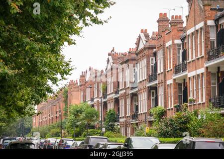 Londra - Settembre 2021: Fila di case a terrazze di lusso nella zona di Fulham nella parte ovest di Londra Foto Stock