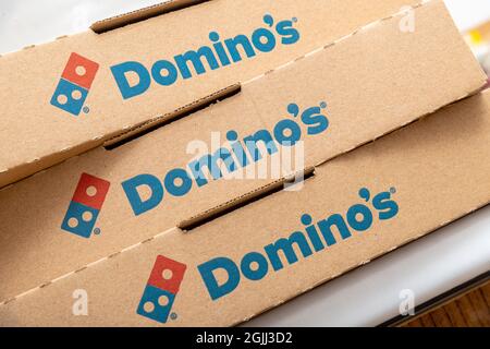 Antalya, Turchia - 10 settembre 2021: Dettagli del logo Domino's Pizza su una scatola di pizza riciclata. Foto Stock