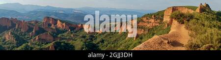 Vista panoramica delle antiche miniere d'oro romane di Las Medulas nella regione di El Bierzo, Spagna. Foto Stock