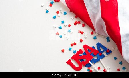 Banner del giorno dei presidenti felici con bandiera americana e stelle confetti su sfondo bianco. USA Independence Day, American Labor Day, Columbus Day Concept. Foto Stock